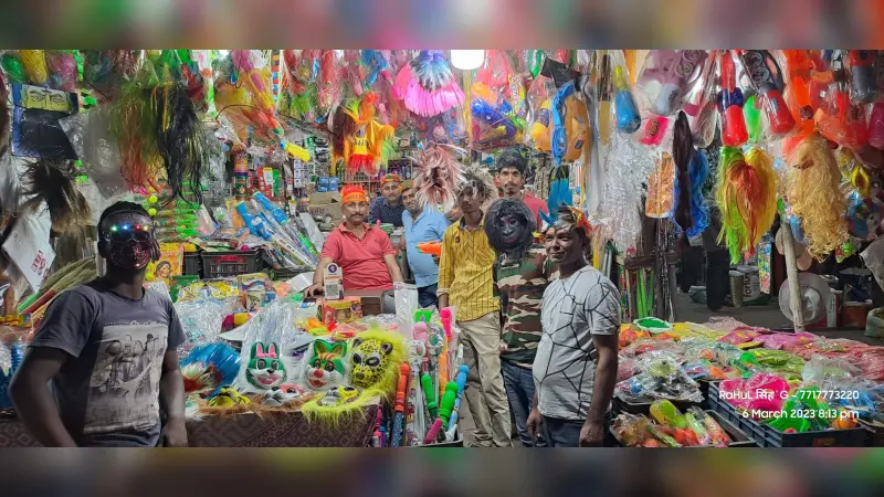 होली को लेकर गुलजार हुआ कपड़ों का बाजार