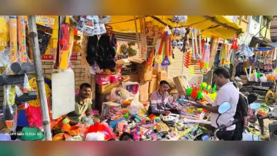 होली को लेकर बाजार में बढ़ी चहल-पहल, रंग व पिचकारी की सजी दुकानें