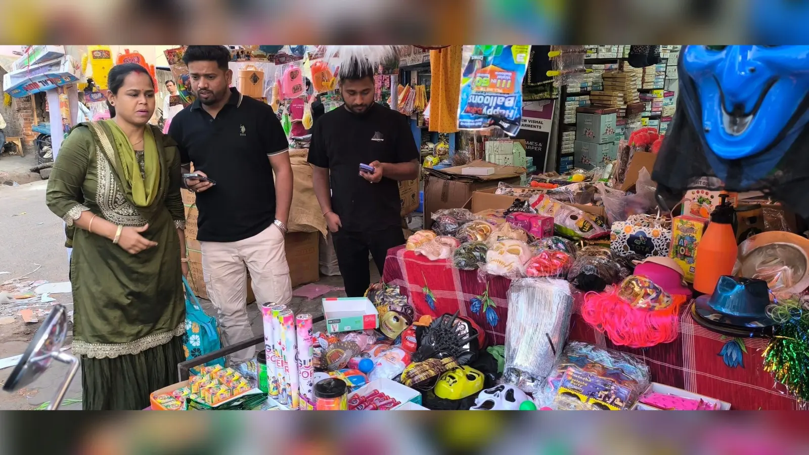 Giridih News :होली आते ही गिरिडीह के बाजारों में बढ़ी रौनक, खरीदारी के लिए उमड़ रही भीड़