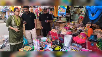 Giridih News :होली आते ही गिरिडीह के बाजारों में बढ़ी रौनक, खरीदारी के लिए उमड़ रही भीड़