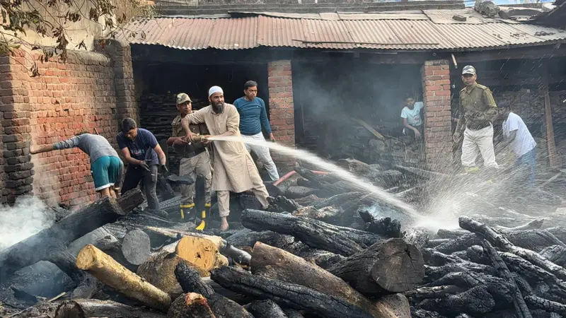 Giridih News :लकड़ी मिल में लगी आग, चार लाख का नुकसान