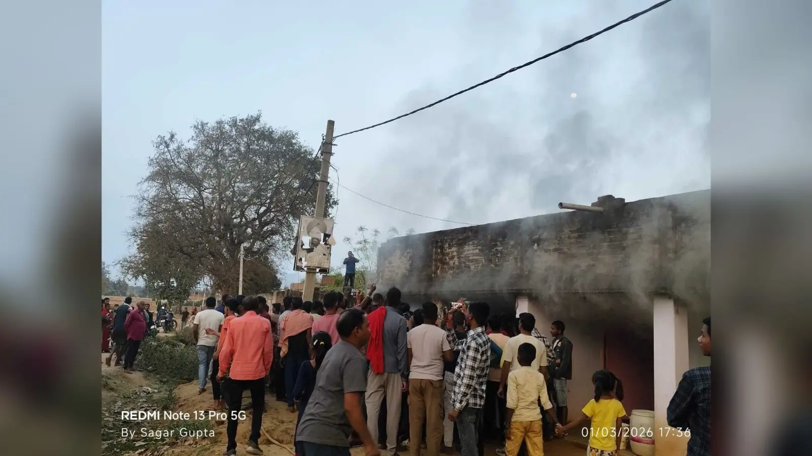 Giridih News :घर में आग लगने से हजारों का नुकसान
