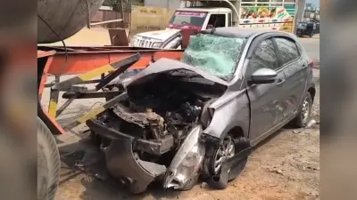 Jamshedpur News : उलीडीह : टैंकर के पीछे टकरायी कार, फंसकर दो किमी तक घसीटती रही