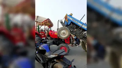 टक्कर के बाद एक-दूसरे के ऊपर चढ़ गये ट्रैक्टर