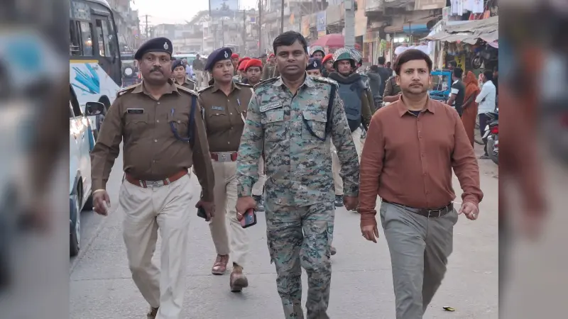 होली पर्व को लेकर अनुमंडल प्रशासन ने निकाला फ्लैग मार्च, शांति व्यवस्था बनाने का दिया संदेश