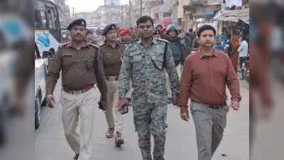 होली पर्व को लेकर अनुमंडल प्रशासन ने निकाला फ्लैग मार्च, शांति व्यवस्था बनाने का दिया संदेश