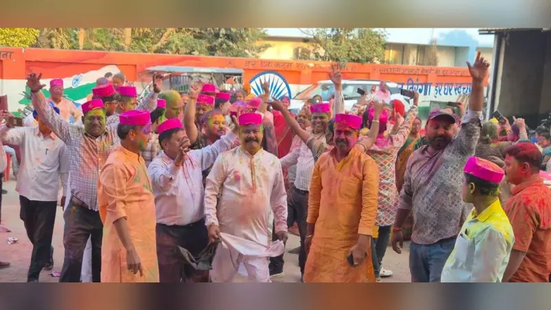 नगर परिषद परिसर में होली मिलन समारोह: गुलाल, गीत व सौहार्द में रंगा नगर प्रशासन