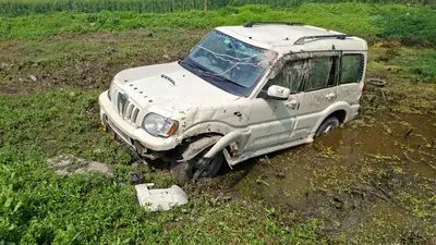 अनियंत्रित स्कॉर्पियो 10 फीट गड्ढे में गिरी, चालक घायल