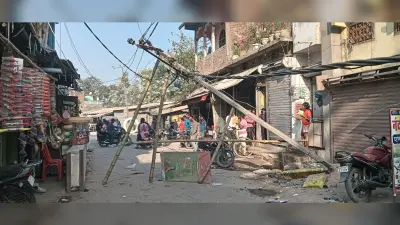 अनियंत्रित कार ने सड़क किनारे बिजली पोल में मारी ठोकर