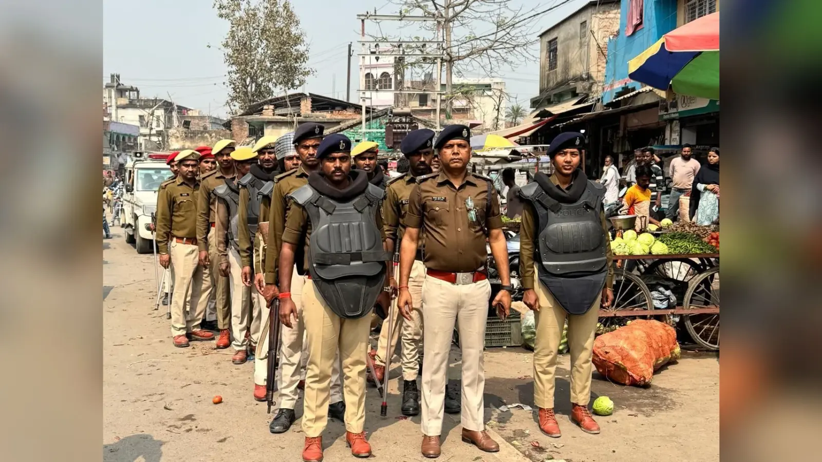 पुलिस ने निकाला फ्लैग मार्च