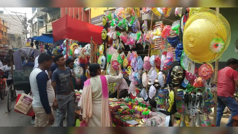 होलिका दहन के साथ होली की शुरुआत, लोगों ने जमकर खेला अबीर गुलाल