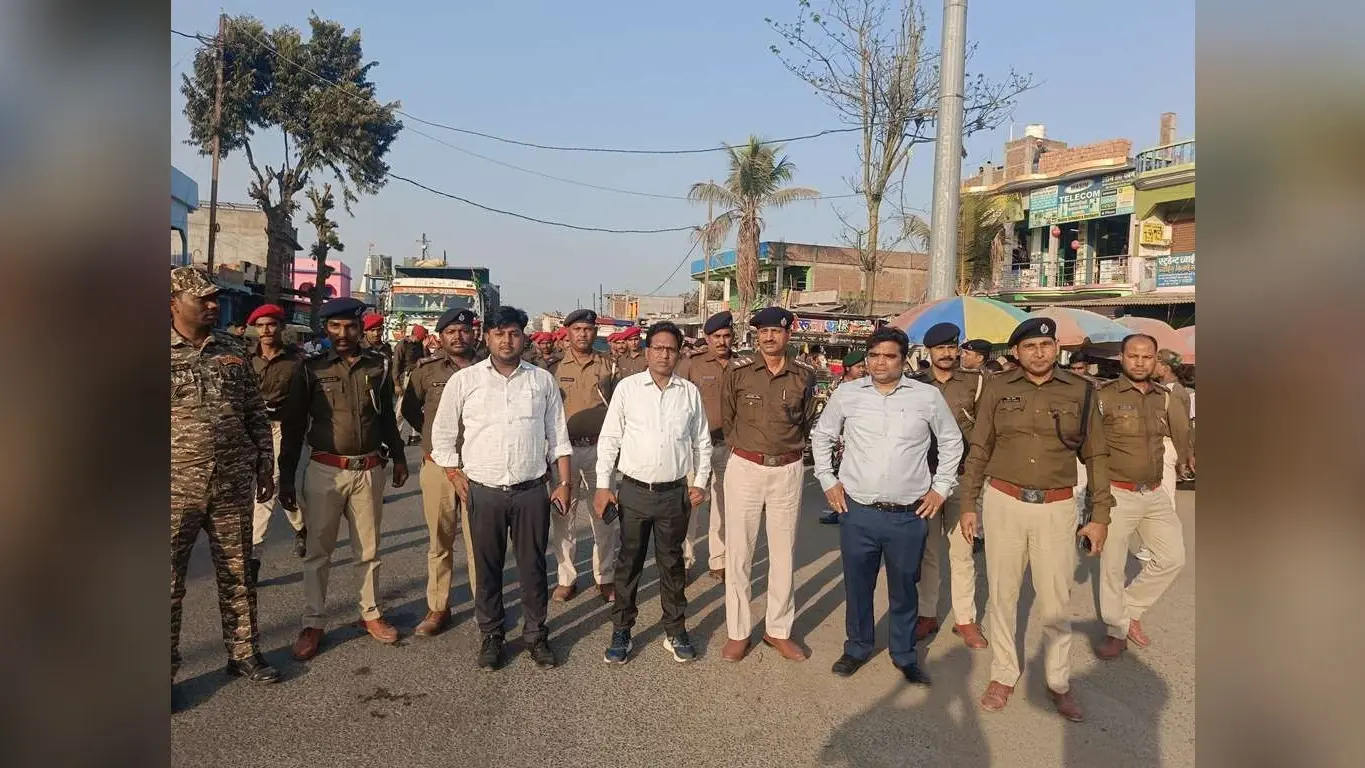 होली को लेकर मुख्य मार्ग पर निकाला फ्लैग मार्च