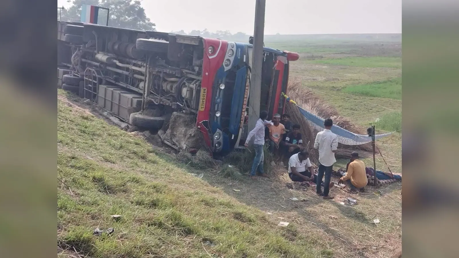 तेज रफ्तार बस पलटी, एक यात्री गंभीर