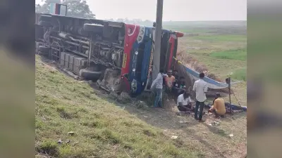 तेज रफ्तार बस पलटी, एक यात्री गंभीर