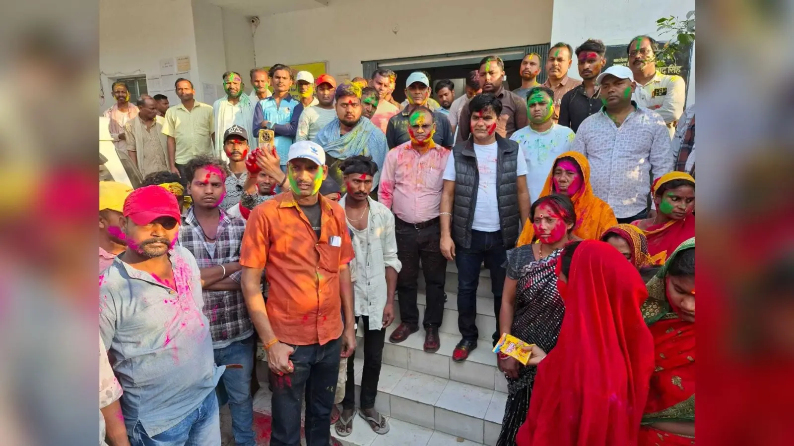 नगर मुख्यपार्षद ने नपं के सफाई मित्र के साथ खेली होली