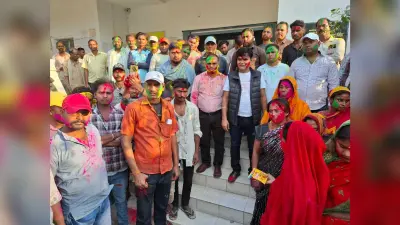 नगर मुख्यपार्षद ने नपं के सफाई मित्र के साथ खेली होली