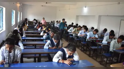 क्विज प्रतियोगिता में शामिल हुए विद्यार्थी