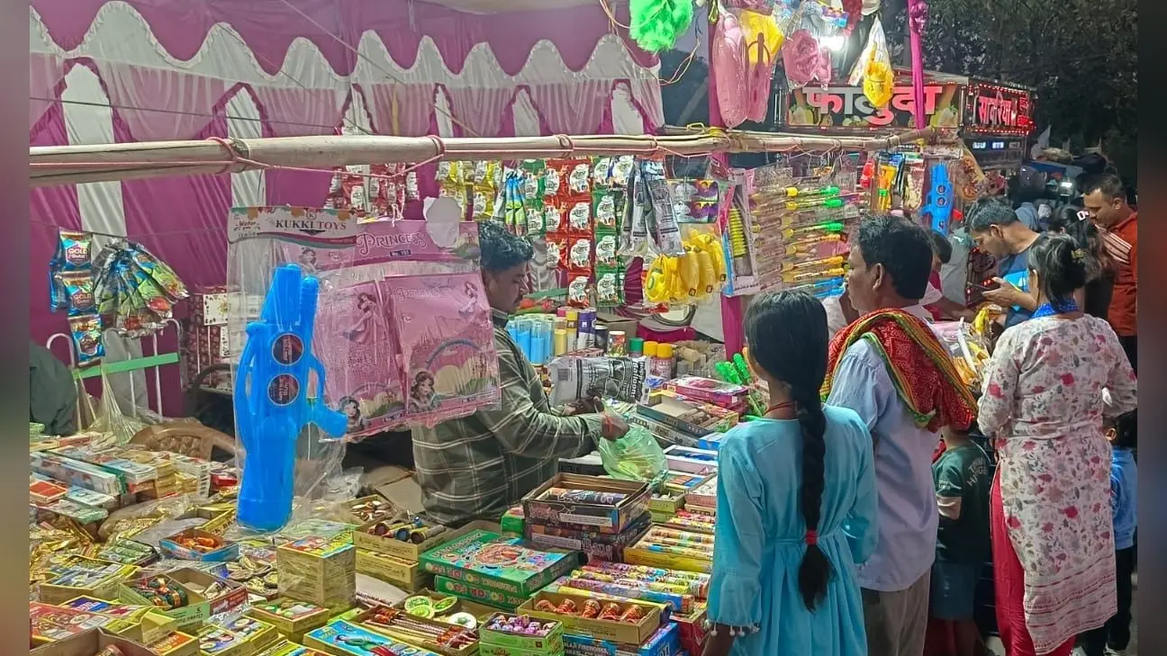 होली से पूर्व रंगों में सराबोर कोयलांचल, रंगों का बाजार सजे