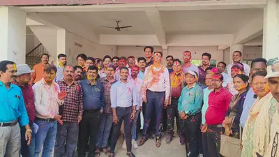 होलियाना मूड में कर्मियों ने एक-दूसरे को लगाये अबीर-गुलाल