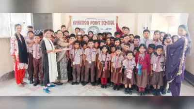 एंबीशन प्वाइंट स्कूल में बच्चों ने खेली होली