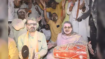होली मिलन समारोह में मंत्री ने बजाया ढोल