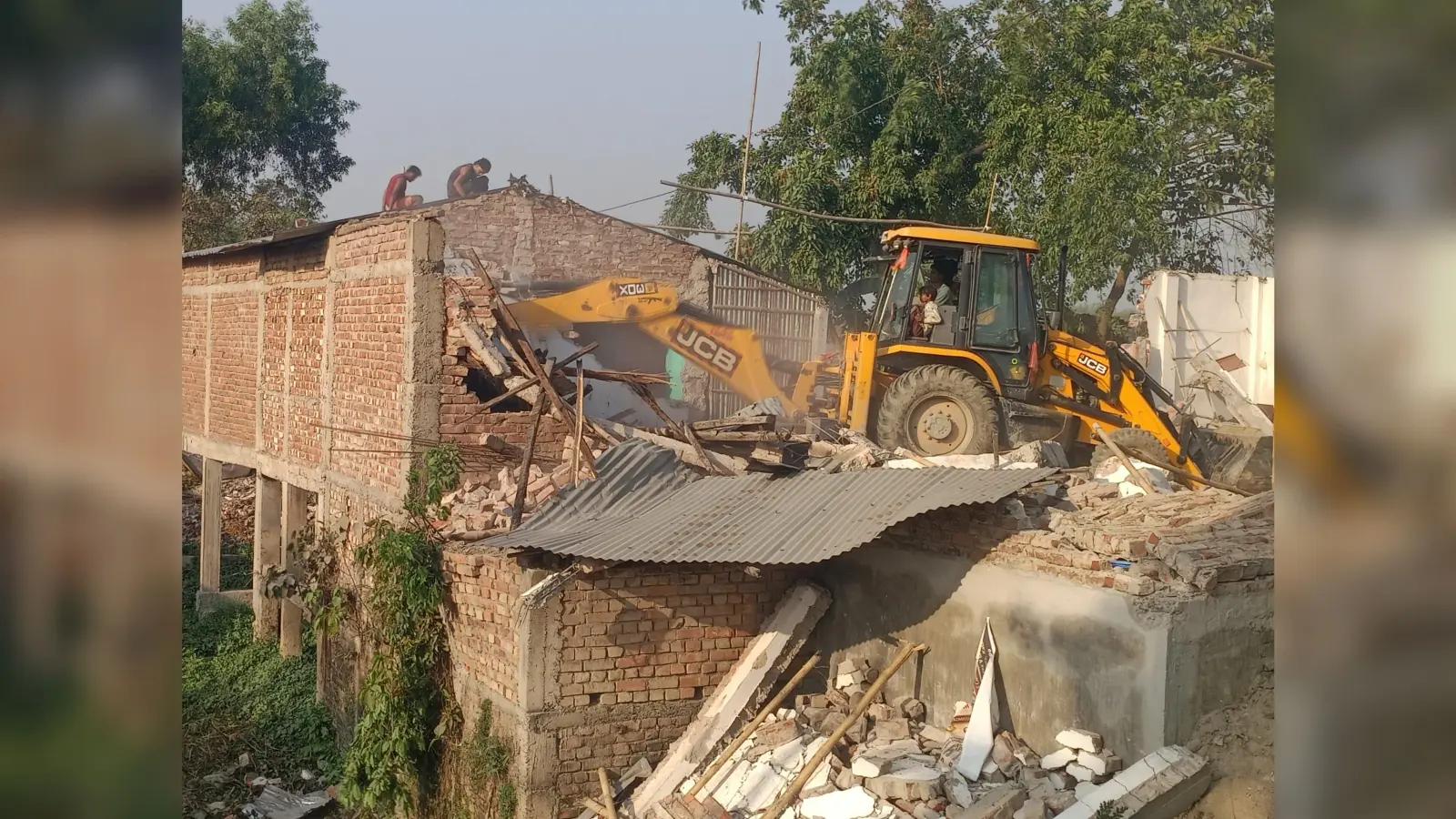 बिहार सरकार की जमीन पर अतिक्रमण किए 44 दुकानों पर चला बुलडोजर