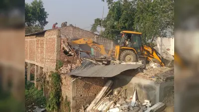 बिहार सरकार की जमीन पर अतिक्रमण किए 44 दुकानों पर चला बुलडोजर