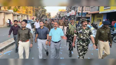 Giridih News :होली को ले पुलिस अलर्ट मोड में, निकला फ्लैग मार्च