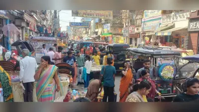 होली की मस्ती में डूबे लोग, कल उड़ेगा रंग-गुलाल