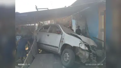 Dhanbad News: तेज रफ्तार कार दुकान में घुसी, सवार फरार