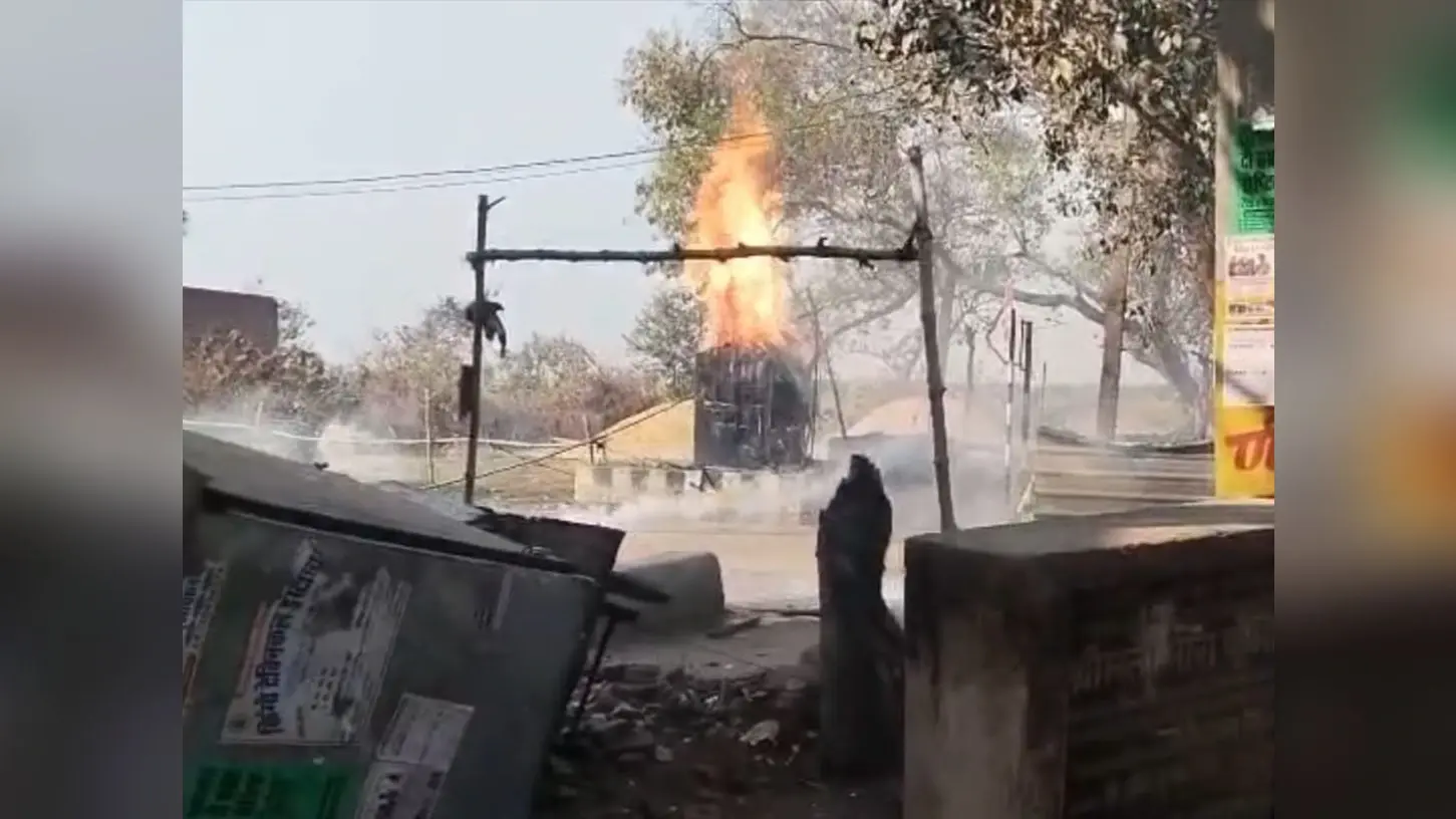 अर्रा गांव के पास दो गुमटी, मड़ई व बाइक में लगायी आग, लाखों की क्षति