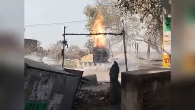 अर्रा गांव के पास दो गुमटी, मड़ई व बाइक में लगायी आग, लाखों की क्षति