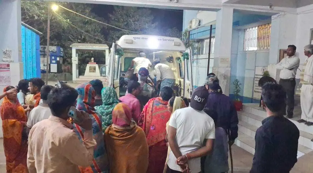 छत से गिरकर किशोर गंभीर रूप से घायल, रेफर