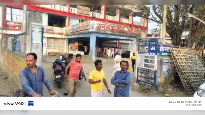 डिवाइडर से टकराया पिकअप, दो लोगों की मौत, एक गंभीर