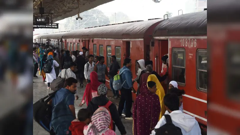 होली खत्म होते ही ट्रेनों में बढ़ी भीड़, अब काम पर लौटने के लिए हो रही जद्दोजहद