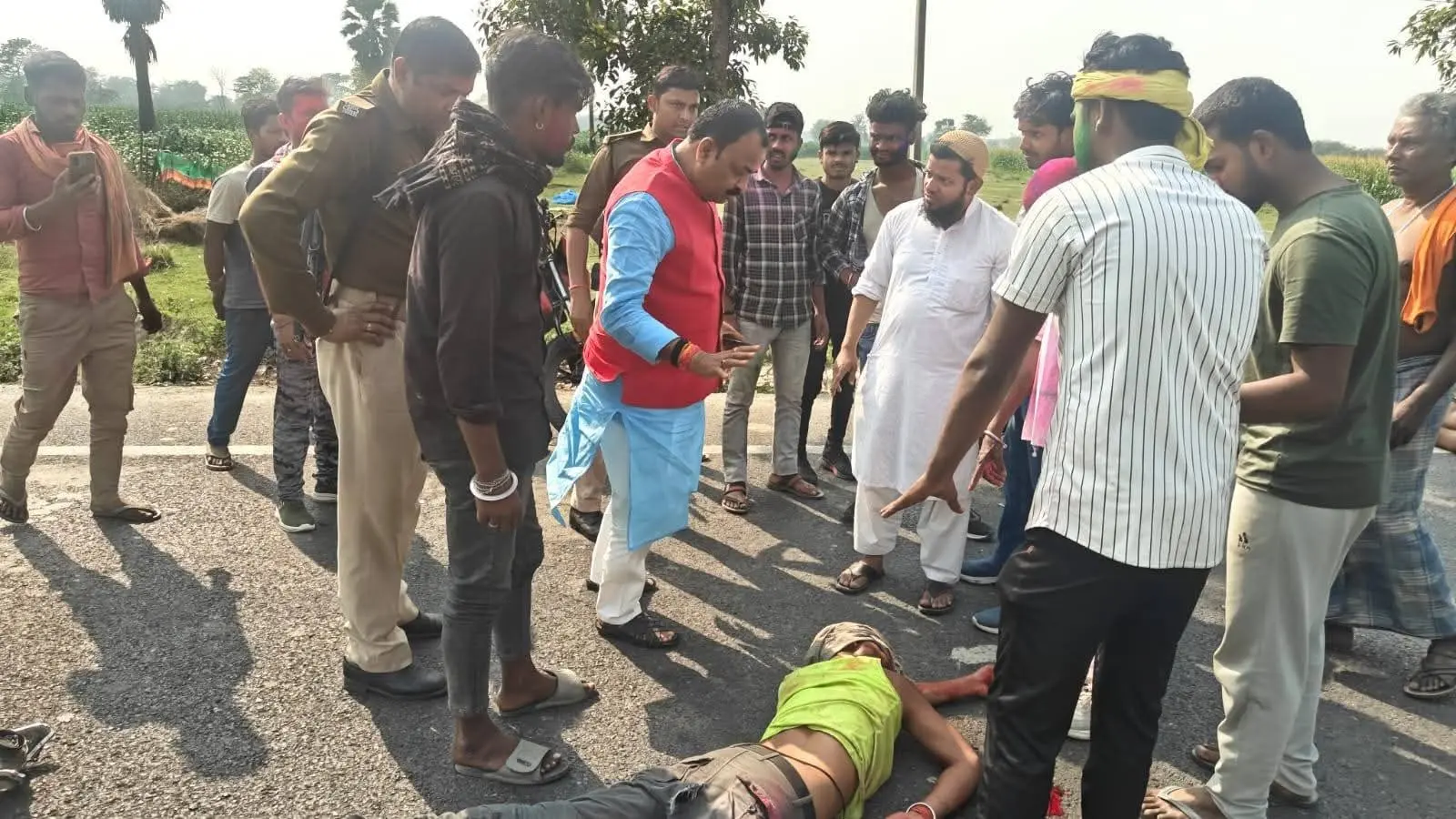 कार से टक्कर में दो बाइक सवार घायल, विधायक ने पहुंचाया अस्पताल