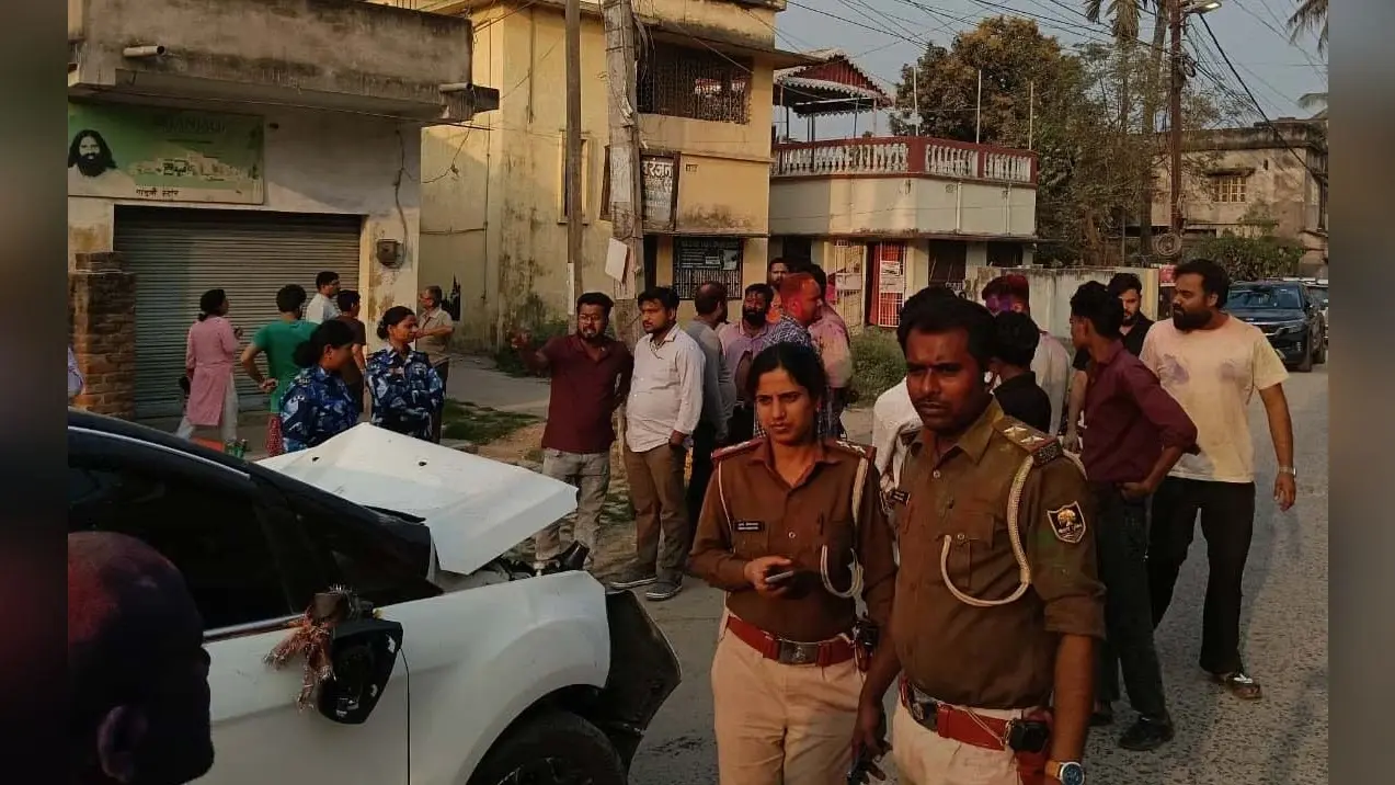तेज रफ्तार कार ने बाउंड्री वॉल तोड़कर युवक को मारी टक्कर