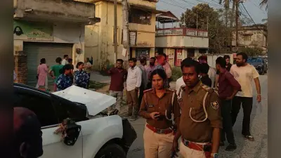 तेज रफ्तार कार ने बाउंड्री वॉल तोड़कर युवक को मारी टक्कर