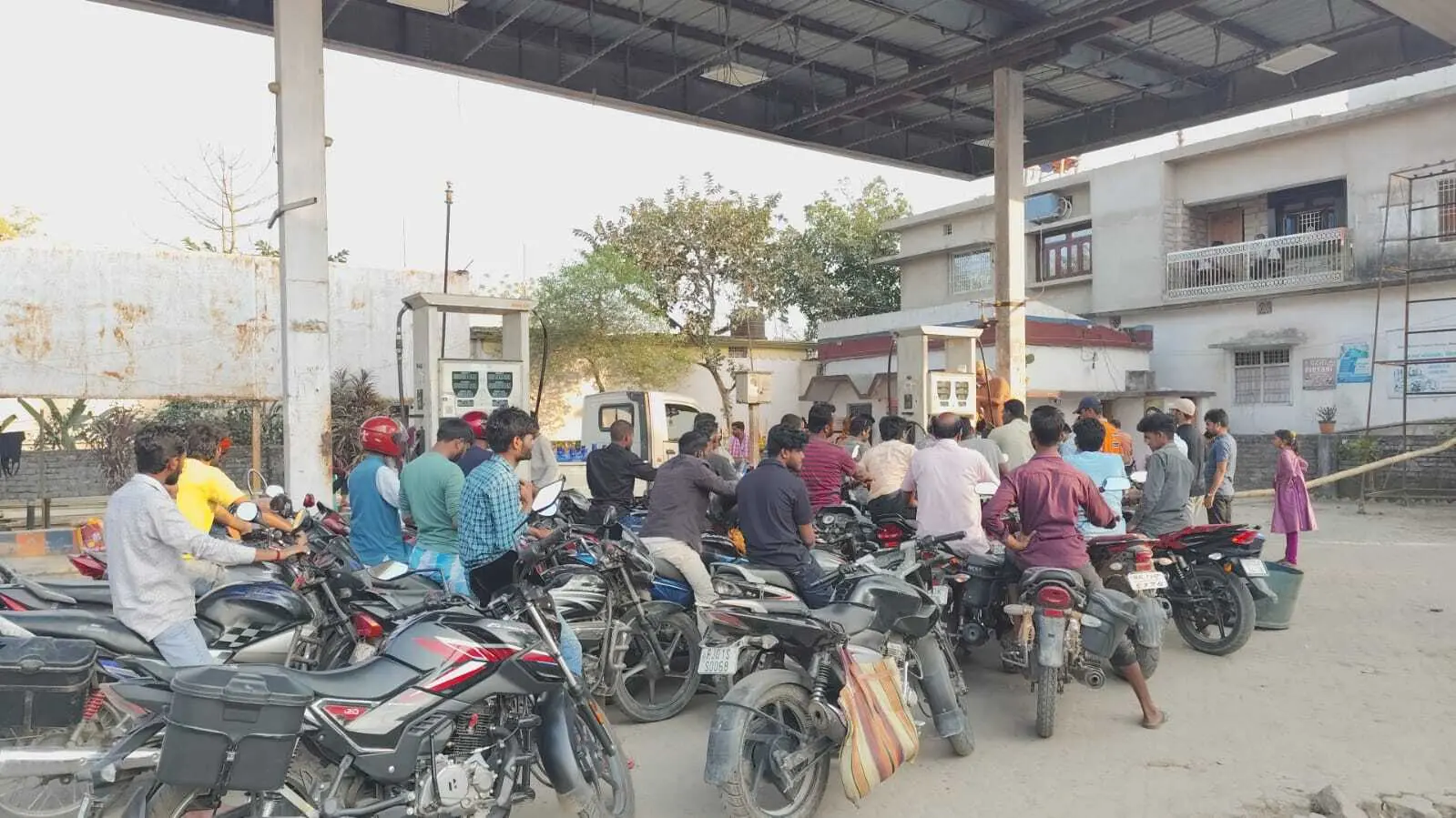 अफवाह फैलने पर पेट्रोल पंप पर लगी भीड़
