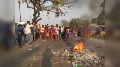 अतिक्रमण से हटाये दुकानदारों ने मुआवजे की मांग को एनएच किया जाम