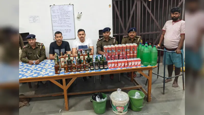 पुलिस की छापेमारी में 136 लीटर शराब के साथ तस्कर गिरफ्तार