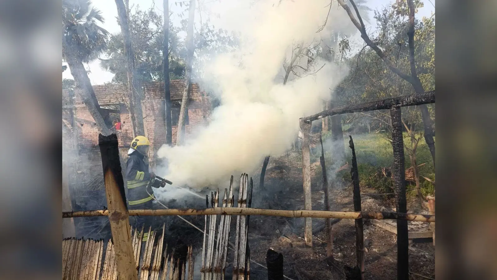 बिजली की शॉर्ट सर्किट से लगी आग, तीन घर जले