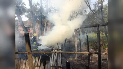 बिजली की शॉर्ट सर्किट से लगी आग, तीन घर जले