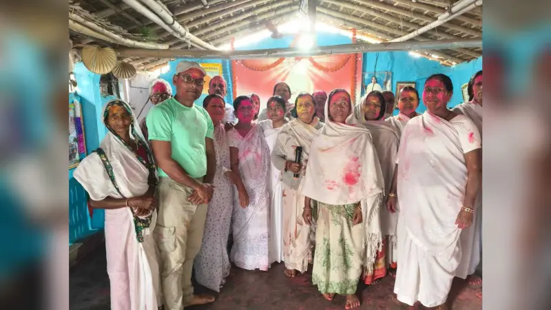 शांति व सौहार्द के साथ रंगों की बौछार कर मनाया