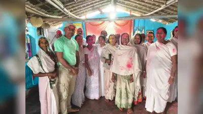 शांति व सौहार्द के साथ रंगों की बौछार कर मनाया