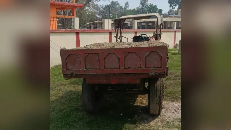 नागर नदी से बालू खनन पर कार्रवाई, ट्रैक्टर जब्त