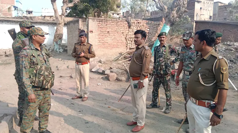 होली में रंग लगाने पर दो पक्षों में जमकर मारपीट व पथराव