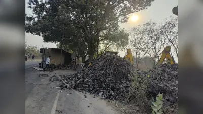 कचरा लेकर जा रहा ट्रक दुर्घटनाग्रस्त, सड़क किनारे बैठी महिलाएं बचीं