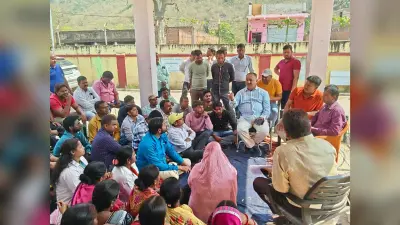 Giridih News :हॉस्पिटल में तोड़फोड़ के खिलाफ धरना पर बैठे स्वास्थ्य कर्मी