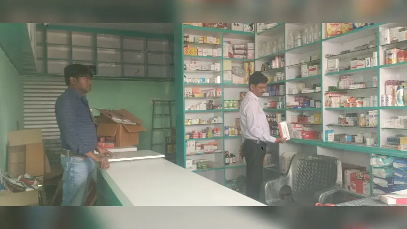 Giridih News :सीओ ने किया दवा दुकान का औचक निरीक्षण
